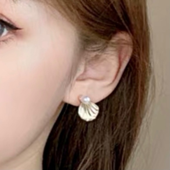 ❣️$25/3❣️ Gold Shell Faux Pearl Stud Earrings - Picture 7 of 11